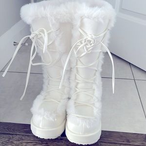 Demonia Cubby 311’s Size 9.